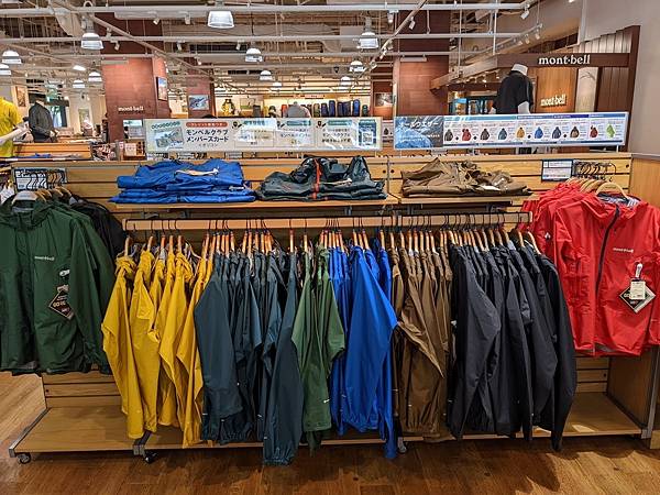 東京都內最大型的Montbell京橋店