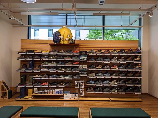 東京都內最大型的Montbell京橋店