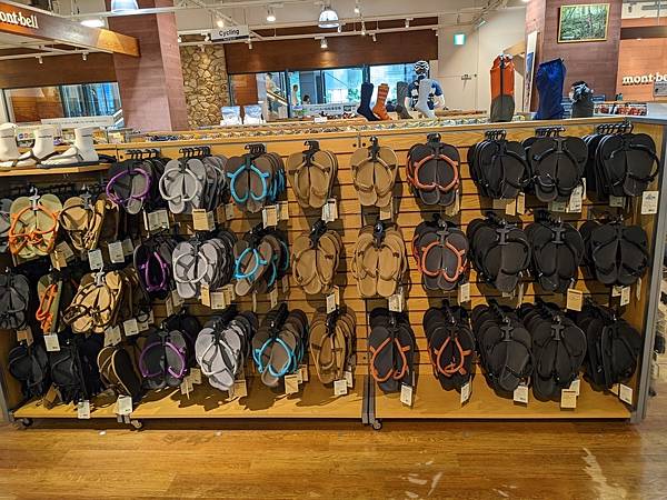 東京都內最大型的Montbell京橋店