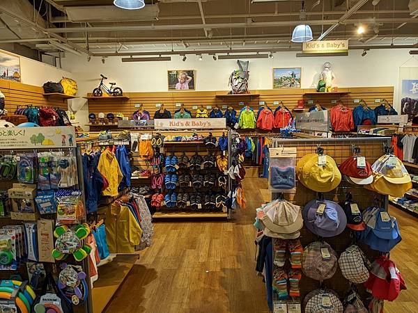 東京都內最大型的Montbell京橋店