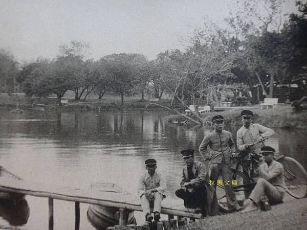 1930年代在台南公園裏的台南二中學生