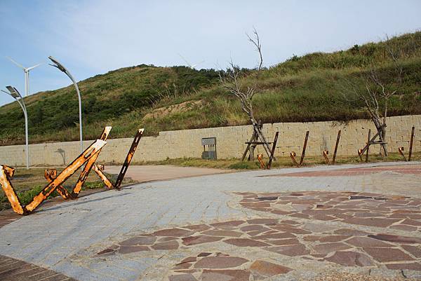 一小段舊鐵道遺跡和幽暗隧道 (1).JPG