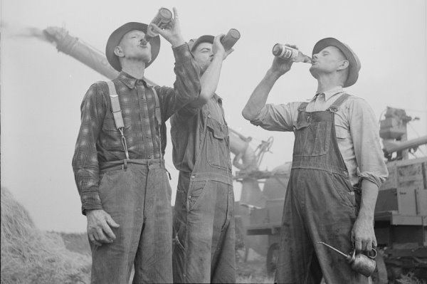 2013 The Great Gastby 014 1942 farmer drinking beer