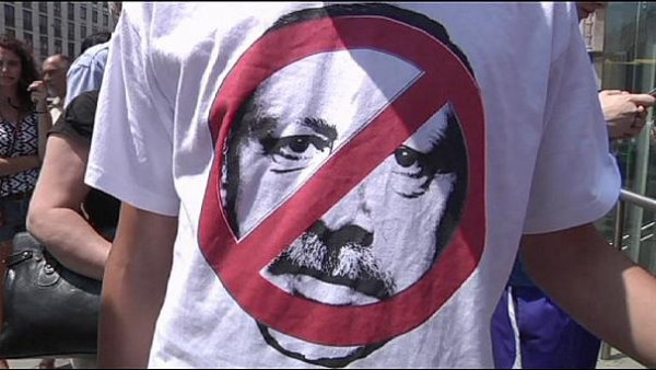 Theyre Standing on the Street 046 - anti-Erdogan on T-shirt.jpg