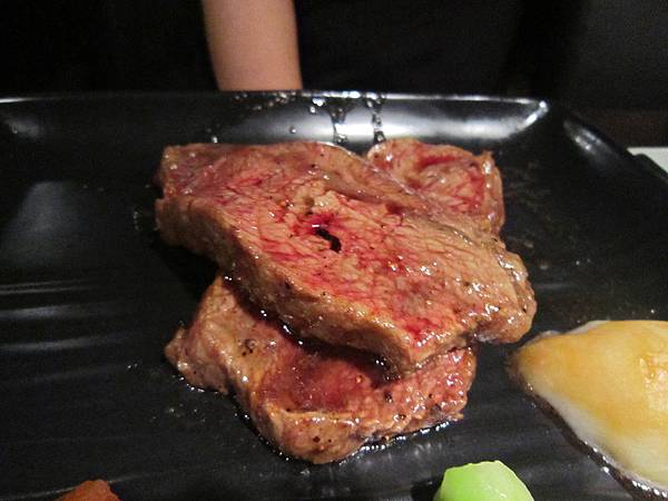 香煎牛肉～五分熟……還看得到血……= =|||