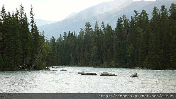 喀那斯湖沿岸