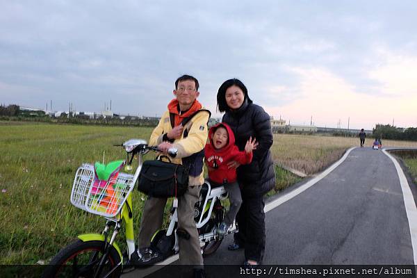 田裡騎單車