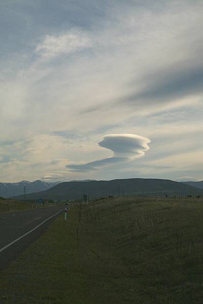 特瑞索  公路上的雲