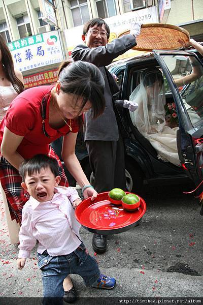 小孩嚇哭了