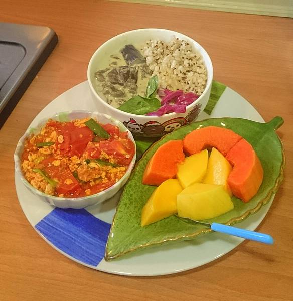 泰式茄子牛肉綠咖哩+蔾麥糙米飯+番茄炒蛋