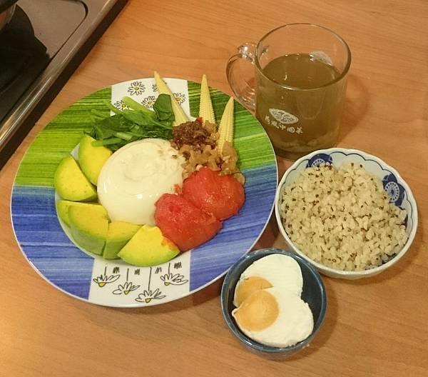 酪梨豆花燙青菜沙拉+糙米蔾麥飯+水煮蛋+綠豆湯