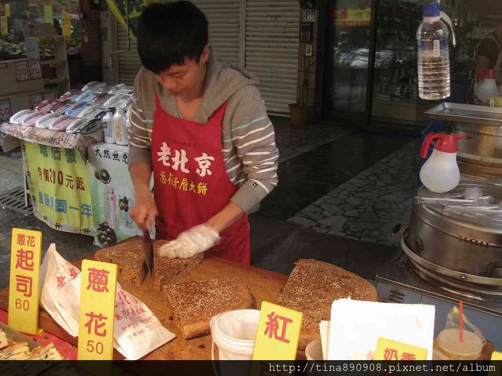 104 03 27 台南 東區 崇德市場週五限定 老北京蔥花千層大餅 銅板美食 吃喝玩樂的開心小站 痞客邦