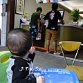 20121006-彰化二日遊-爸爸點餐小星吃餅乾