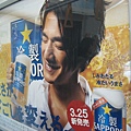 2009.03.28 038JR車廂上看到金城武.JPG