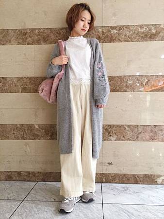 W closet 限時折扣袖口刺繡花朵直紋長版針織外 01.jpg W closet 限時折扣袖口刺繡花朵直紋長版針織外 01.jpg