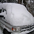 積雪蓋住車子