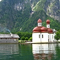 湖上的紅屋頂ST. Bartholoma修道院