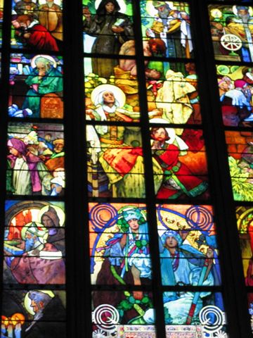 教堂內最著名的彩繪玻璃窗-慕夏之窗,慕夏為布拉格國寶畫家