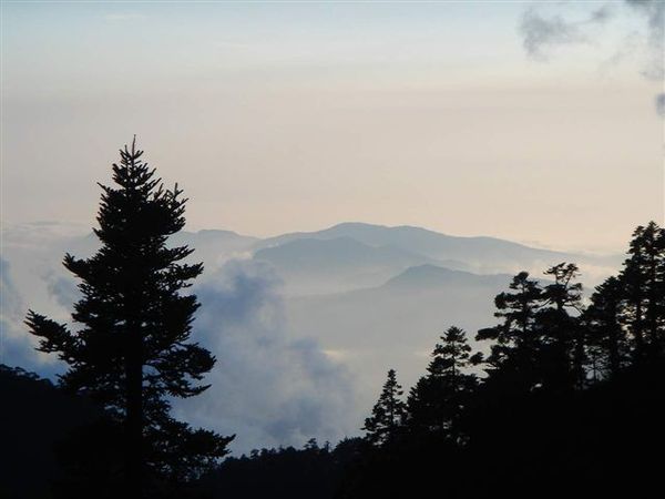 層層疊疊的山 群  