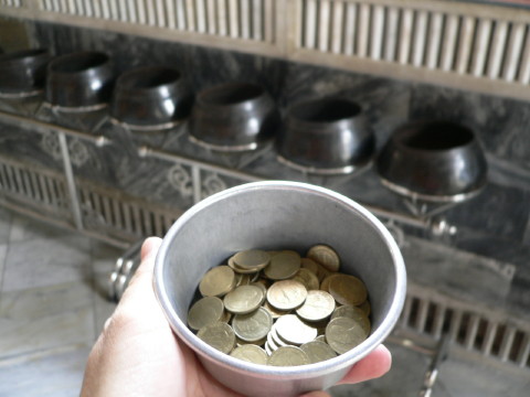 一堆硬幣,要丟進一整排的缽裡,相當悅耳