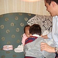 照片說明:把拔正努力將妹妹拉離哥哥的毒手