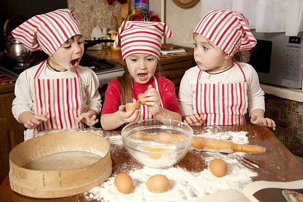 kids-baking_messy_3-girls