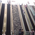 中央公園捷運站的風景(2) 手扶梯中間有水，裡面有人投錢喔