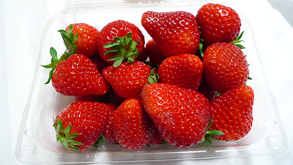 買的第二盒草莓，第一次買的品質較佳，可惜，這次沒吃到人蔘草莓，長得比一般草莓長，下次在試囉