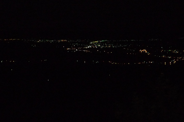 民宿外看台看到的夜景