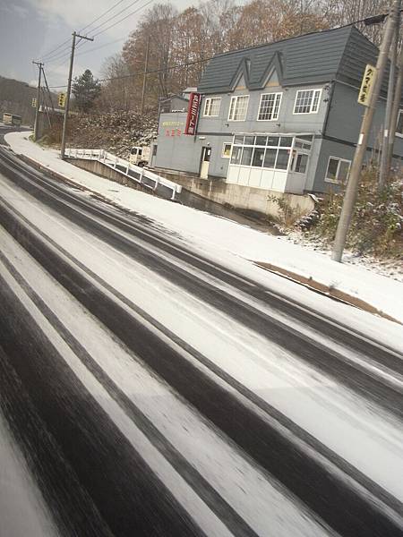 路邊都是雪~