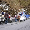 一路上山以為還有很堆雪，因為來向的車上都有雪人，結果，雪人是這麼來的