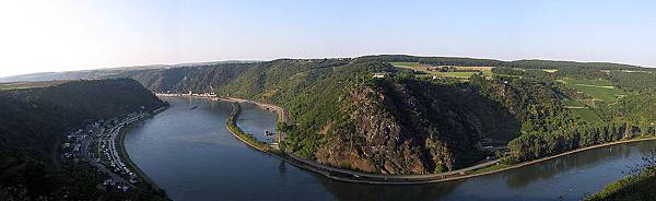 1200px-Loreley_mit_tal_von_linker_rheinseite