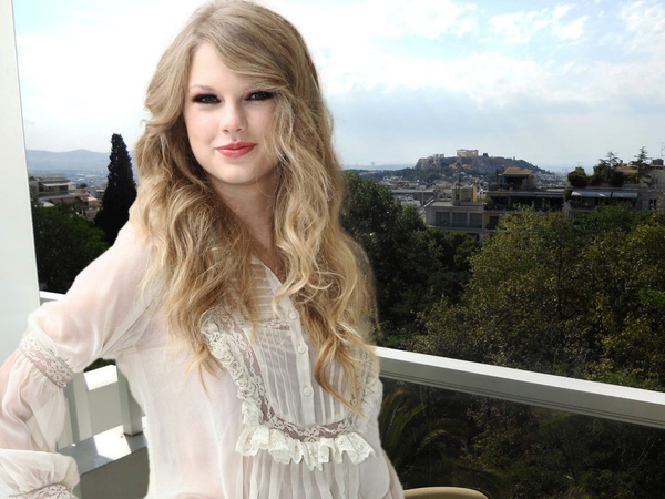 Lovely-Taylor-Wallpaper-taylor-swift-18344985-1024-768.jpg