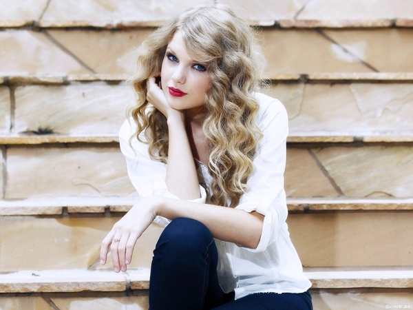 Lovely-Taylor-Wallpaper-taylor-swift-18344656-1024-768.jpg