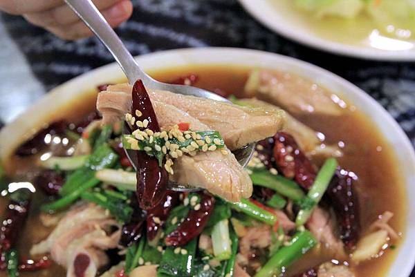 清境水擺夷民宿餐廳，奇珍包料魚，清境高麗菜，酸木瓜湯，雲南椒麻雞