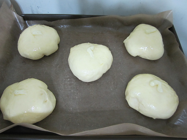 卡士達麵包ㄓ第三爐的準備進烤箱全部照