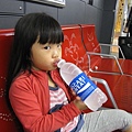 在等要去旅館的火車候車站小紅莓喝了第一罐日本飲料.JPG