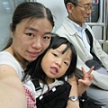 小紅莓在要去築地的地鐵上與媽咪合照-2.JPG