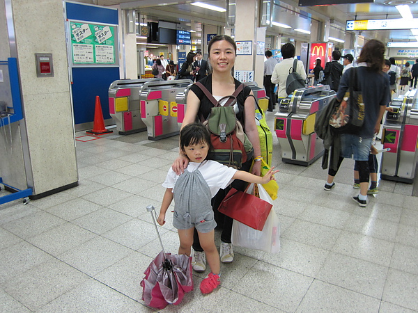 媽咪＆小紅莓在京成上野站要搭Skylier往機場合照.JPG