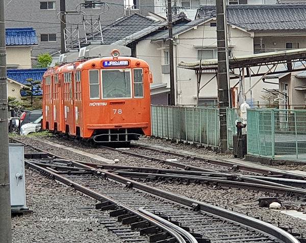 日本 愛媛松山。市內電車(路面電車)。大街道 (居酒屋一進丸