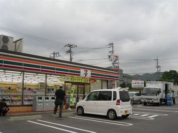 第一站來到了日本的7-11,到那我就開始買吃的了..