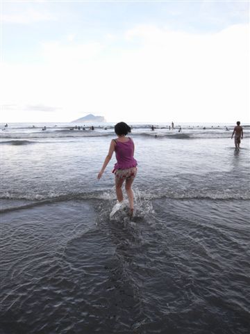 海邊我來囉..到海邊就是一定要下水啊...