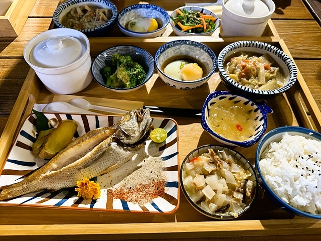 2025在地海味與文青風格的交會,二漁咖啡-鮮魚定食、中興文