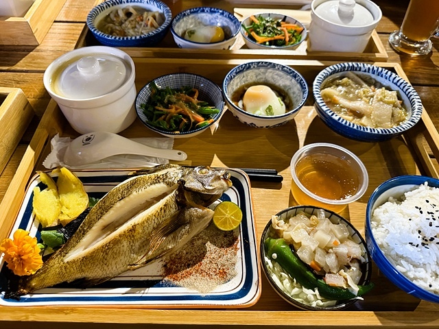 2025在地海味與文青風格的交會,二漁咖啡-鮮魚定食、中興文