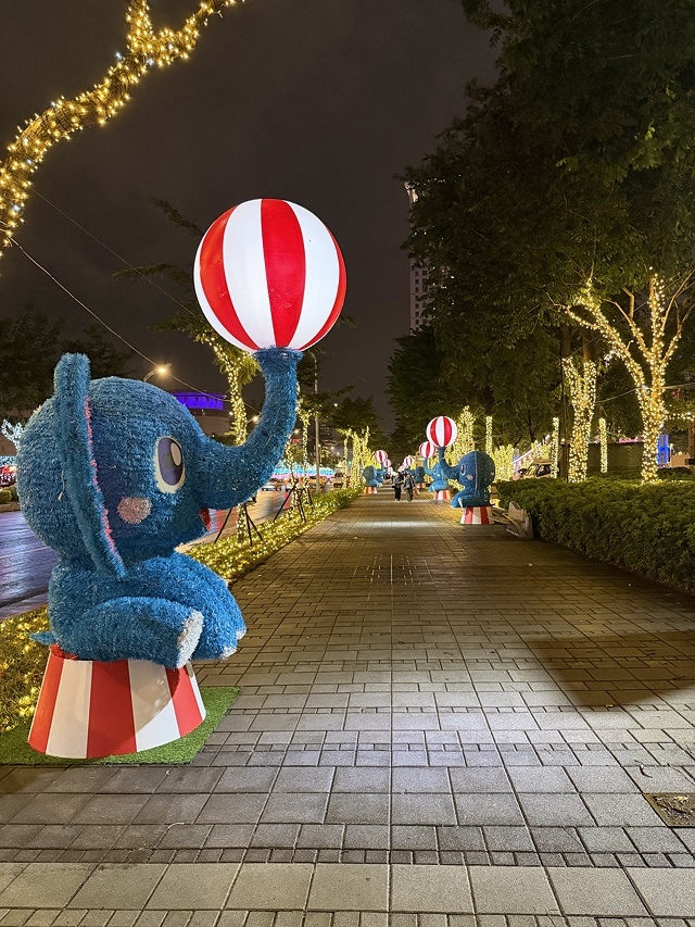 2025新北耶誕城夢幻開城🎄,一起走進馬戲嘉年華的奇幻世界, 2025新北耶誕城夢幻開城🎄,一起走進馬戲嘉年華的奇幻世界,