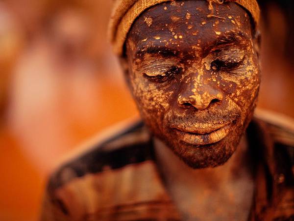 110505-Gold Miner, Mozambique.jpg