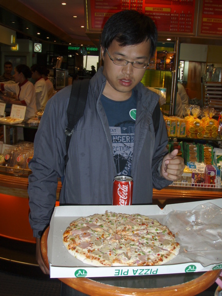 因為太餓了，在馬尼拉機場，買了個無敵大pizza(相當奶的口味，我快吐…）