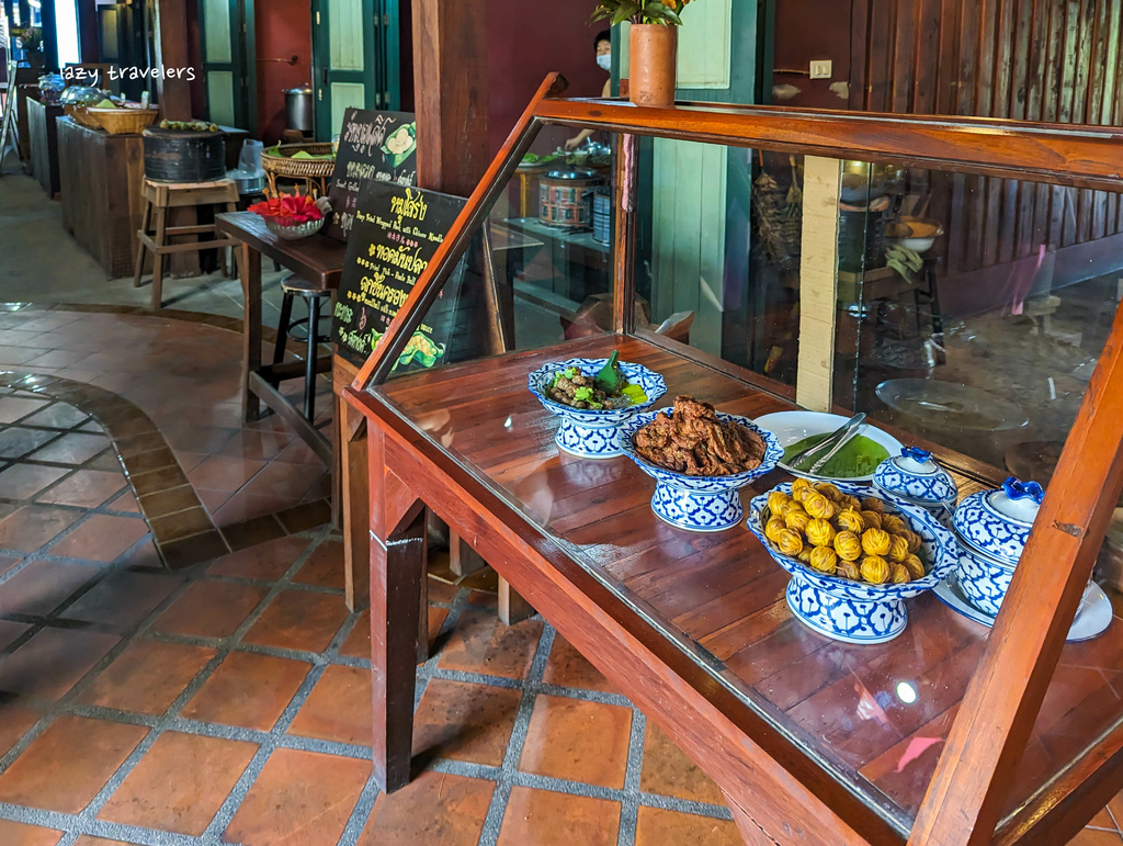 北碧景點篇：必來的Safari Park北碧動物園餵食長頸鹿