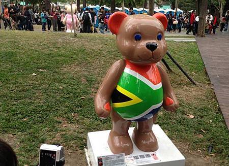 這隻穿著南非國旗裝Jaffa Chang 說是曼德拉熊。在這位傳奇人物剛過世此時，特別值得駐足。.jpg