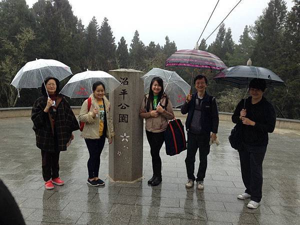 13翠瑢對阿里山瞭如指掌帶,著我們到各景點照相留念..jpg